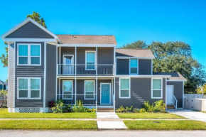 Stunning 5 BDR Oasis. 1 Mile from the Seawall!